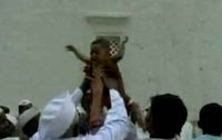 Индијци “за срећу” бацају бебе са десет метара висине VIDEO