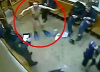 Пијан и го с перајама на ногама заплесао у полицијској станици VIDEO