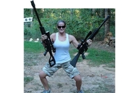 Kod „Rambo-djevojke“ pronađen arsenal oružja, na Fejsbuku se slikala sa po dva automata