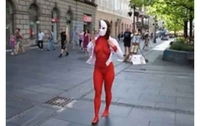 Gola umjetnica u centru Beograda! VIDEO