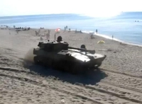 Тенкови крстаре руском плажом VIDEO