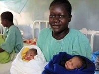 Кенијка се породила и назвала близанце Барак Обама и Мит Ромни