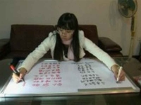 Kineskinja piše objema rukama istovremeno