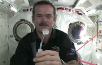 Како астронаути перу руке ?