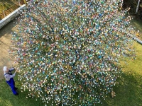 Украсили дрво са више од 10.000 ускршњих јаја