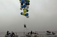 Летио 12 километара окачен о 160 балона