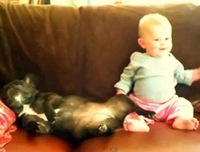 Beba se smije psu koji hrče