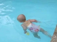 Беба преплива базен у једном даху!