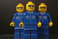 Zašto Lego figure imaju rupe u glavi?