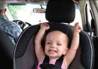 Слатка беба пјева Елвисову пјесму током вожње