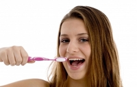 Зашто није добро прати зубе одмах после оброка?