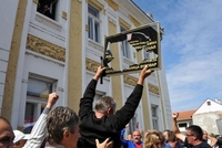 Na proteste protiv ćiriliće idu uz muziku srpskih folk pjevačica