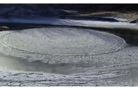 Мистериозни ледени круг снимљен у реци 