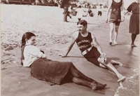 Мистерија старе фотографије: Никола Тесла као инструктор пливања на плажи? 