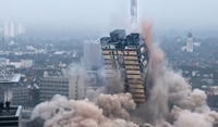 Frankfurt: Hiljade ljudi gledale kako u samo deset sekundi nestaje neboder