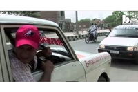 Taksista iz Indije već 11 godina vozi samo u rikverc