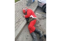 Pijani Djed Mraz zaspao na parkingu u Novom Sadu