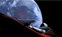 Provozajte se uživo Tesla roudsterom svemirom VIDEO