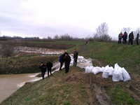 Мјештани спасавају стоку и ствари од воде