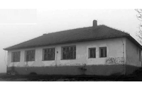 ŠKOLSTVO SEOSKE OPŠTINE DOBRNjA 1952-1960.(5): Učionica sklonište, u klupama po tri đaka