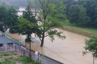 У Петровцу на Млави пукла брана, вода гута улице, наређена евакуација