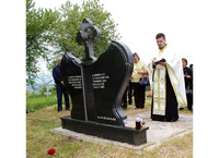 Braća grade spomenik srpskim žrtvama u selu Čemerno kod Ilijaša