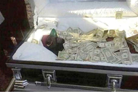 Muškarac tražio da se sahrani sa novcem kako bi podmitio Boga na Sudnji dan