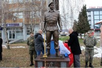 Споменик хероју Милану Јовићу на градском тргу у Угљевику