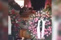 Snimak sa sahrane u Srbiji šokirao:  Muzika i veselje, žena se popela na sanduk VIDEO