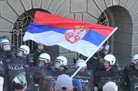 Demonstranti krenuli ka policiji, traže oslobađanje privedenih