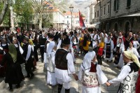 Veterani folklora zaigrali pod platanima