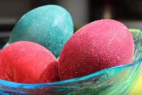 Овако до сада нисте фарбали јаја: Свјетлуцају и блистају уз једноставан трик VIDEO