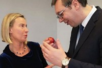 Mogerinijeva i Vučić se tucali jajima, rezultat “diplomatski”