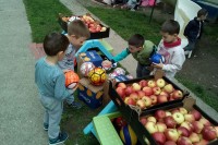  Vrtiću poklonili lopte i jabuke