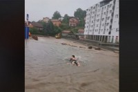 Бањалучанин запливао на новом кружном току, реаговао и градоначелник VIDEO