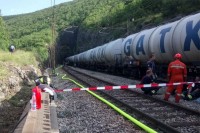 Преврнуо се воз у Словенији: Исцурило 10.000 литара керозина, угрожена вода