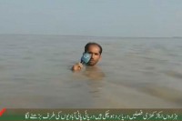 Ludost ili profesionalnost: Izvještavao o poplavama u vodi do grla VIDEO