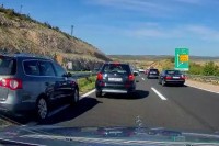 Pogledajte kako je vozač Pasata u Hrvatskoj proletio kolonu i izvrnuo se na autoputu VIDEO