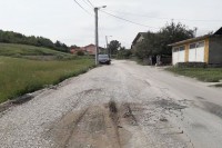 Асфалт у Банијској улици постао макадам