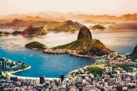 Магични Рио де Жанеиро окружен прелијепим брдима и плажама