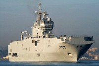 Francuski ratni brod "Mistral" pravi vodeni uragan