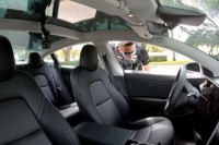 Коме иде казна кад полиција заустави Тесла аутомобил без возача? VIDEO