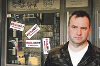 Jezdićev lokal izlijepljen plakatima “bojkot”