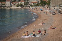 Okto­bar­sko sun­ce izma­mi­lo ku­pače na crno­gor­ske plaže