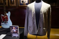 Prljavi džemper koji je pripadao Kurtu Kobejnu prodat na aukciji za 334.000 dolara VIDEO