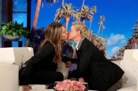Poljubile se Dženifer Aniston i Elen Dedženeres