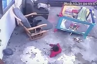 Mačka munjevitom reakcijom spriječila bebu da padne niz stepenice VIDEO