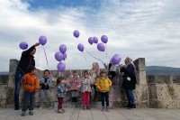 U Višegradu pušteni ljubičasti baloni u znak podrške prijevremeno rođene djece