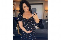 Pjevačica objavila fotografiju s trudničkim stomakom: "Pravi, ili lažni?"