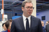 Vučić: "Samo vi uperite snajper u mene, a ja ću olovku"